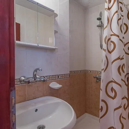 Stefanov 1 * Lozenets